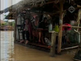Gubernur Atut Tengok Banjir dan Pengungsi