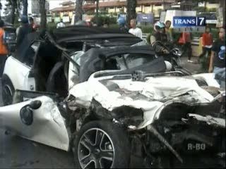 Mobil Mewah Tabrak Truk, Pengemudi Tewas