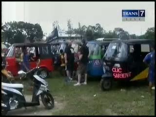 Puluhan WNA Touring Menuju Bali Menggunakan Bajaj