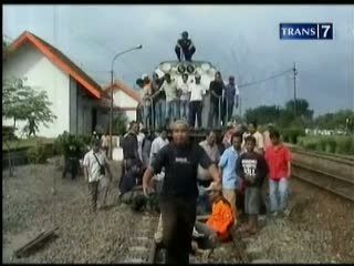 Pelayanan Buruk, Penumpang Bajak KA