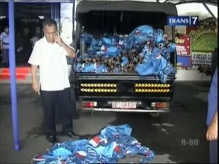 Cabut Bendera Demokrat, Mobil Ditahan