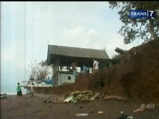 Gelombang 7 Meter Terjang Pemukiman Nelayan