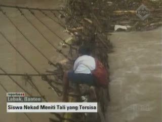 Jembatan Ambrol, Siswa Nekat Menyebrang