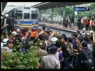 Blokir Rel KA, Aksi Pedagang Bentrok