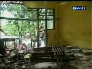 Sekolah Ambruk, Siswa Belajar di Teras Kelas