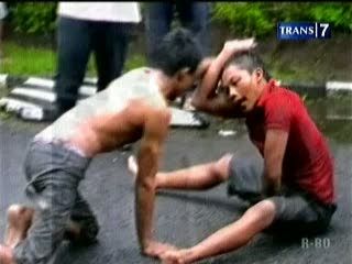 Kesurupan, Kakak Beradik Mengamuk dan Menari