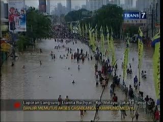 Memaksa Bertahan, Korban Banjir Kedinginan