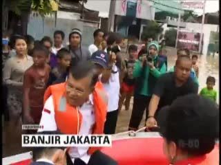 Jusuf Kalla Naik Perahu Karet di Lokasi Banjir 