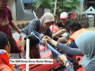 Tim SAR Kerja Keras Bantu Warga