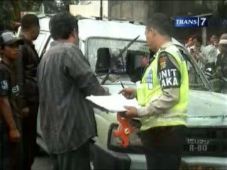 Brakkk! Tukang Baso Tewas Ditabrak Angkot