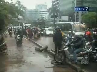 Kopaja Terseret Arus Banjir