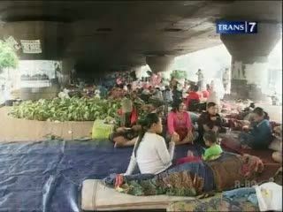 Pengungsi Banjir Menunggu Bantuan