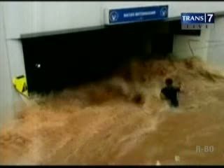 Arus Banjir Seret Karyawan Hingga Lantai Basement