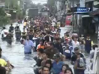 Tanggul Jebol, Banjir Kian Meluas