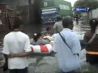 Bayi dan Lansia Dievakuasi dari Banjir