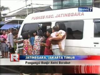 Pengungsi Banjir Antri Berobat