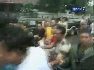 Rumah Terbakar, Korban Banjir Pingsan