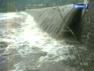 Banjir Lahar Dingin, Warga Nekat Menyebrang