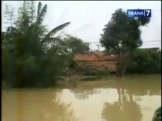 Tanggul Sungai Jebol, Ratusan Rumah Terendam 