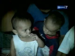 Bayi Kembar Nyaris Hanyut Terbawa Arus