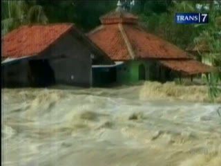 Banjir Setinggi Atap Rendam Ribuan Rumah