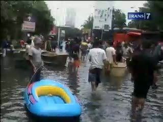Perahu Karet Laris Manis