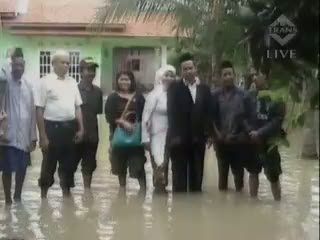 Resepsi Pernikahan di Tengah Banjir