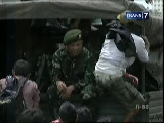 Bagikan Bantuan, Warga Kepung Truk TNI