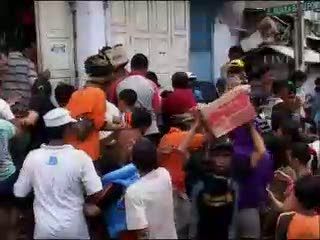 Korban Banjir Muara Baru Rebutan Bantuan