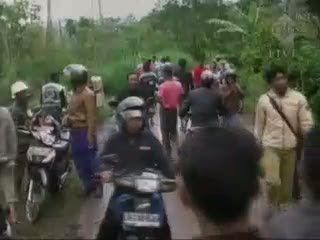 Tanah Longsor, Warga Berlarian Keluar Rumah