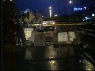 Akibat Genangan, Flyover Jembatan 3 Amblas