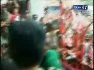 Ribuan Warga Berebut Sajian Maulid