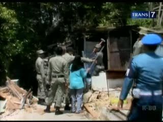 Bongkar Bangunan, Satpol PP Diserang Warga