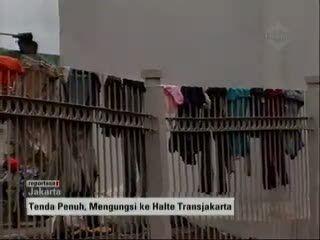 Halte Busway Jadi Tempat Pengungsian