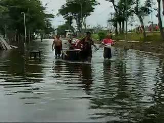 Warga Manfaatkan Genangan Air untuk Cari Ikan