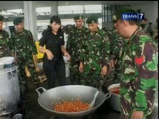 Kesibukan Tentara di Dapur Umum Korban Banjir