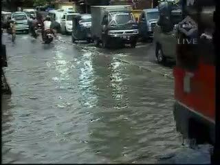 Bengkel Dipenuhi Mobil Korban Banjir
