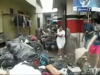 Banjir Muara Baru Sisakan Sampah