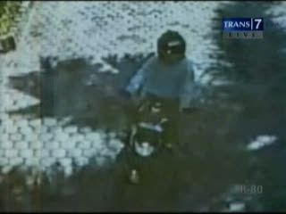 CCTV Rekam Pencuri Motor di Parkiran Sekolah