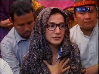 Doa Wanda Antarkan Raffi Jalani Masa Tahanan