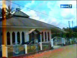 Siswa Sekolah di Teras Masjid