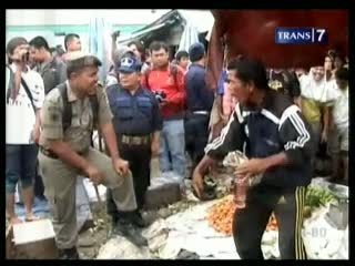 Tolak Dipindah, Pedagang Lempari Satpol PP