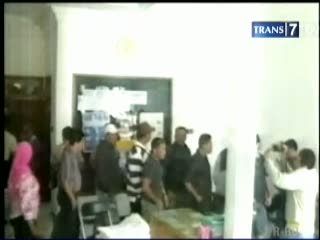 Puluhan Nasabah Keroyok Karyawan Bank
