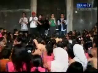 Wanda Hamidah Sambangi Pemulung
