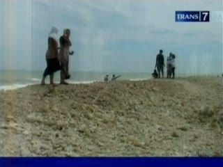 Heboh, Pulau Keramat Muncul di Tengah Laut