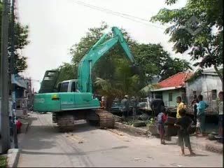 Proyek Normalisasi Membuat Rumah Rusak