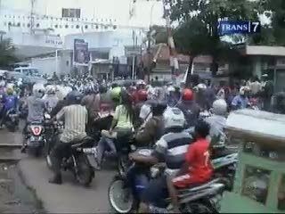 Nekat Terobos Palang KA, Mobil dan Motor Tertabrak