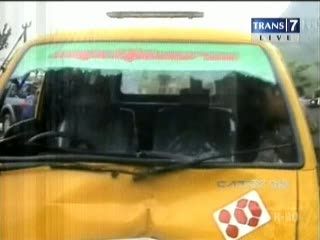 Angkot Ugal-ugalan Tabrak 2 Motor