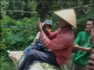 Panen, Petani Lintasi Jurang Sedalam 43 Meter