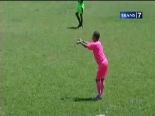 Aksi Unik Wasit Flamboyan